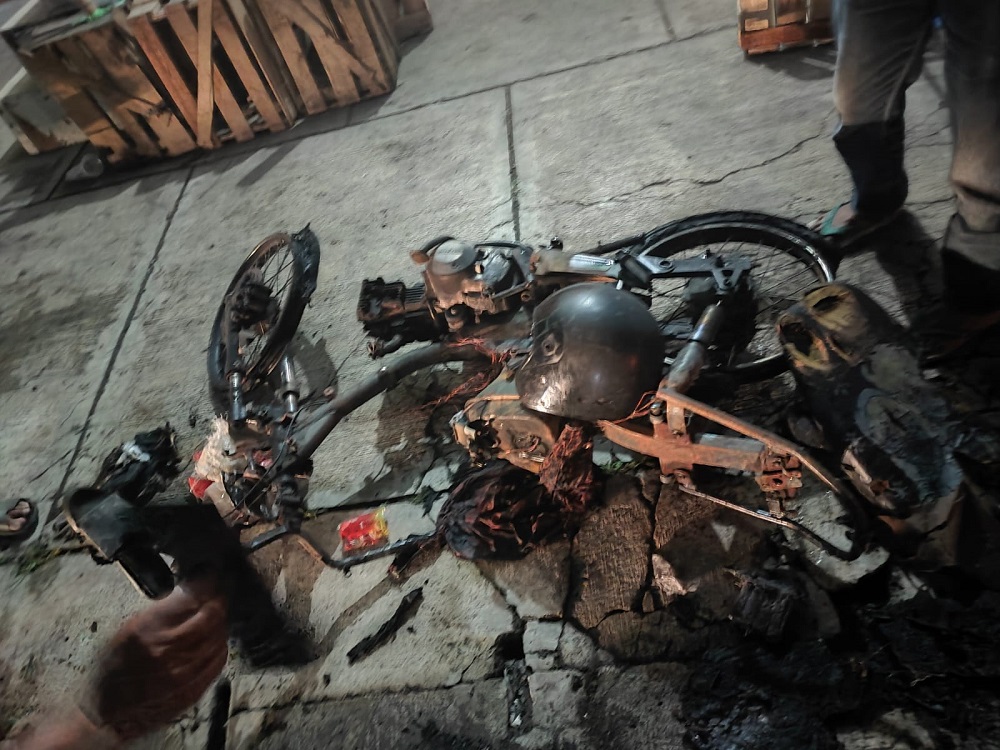 Bangkai unit motor yang menabrak gundukan tanah hingga terbakar di Jalan Raya Plikon, Bandongan, Kabupaten Magelang.