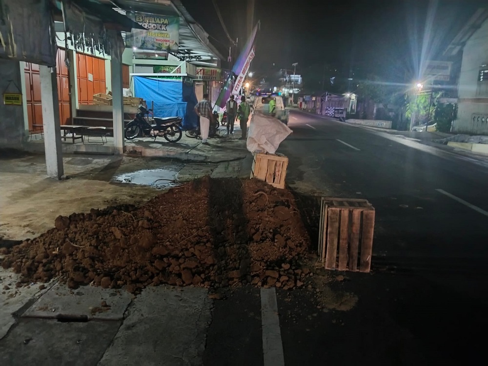 gundukan tanah galian di Jalan Raya Plikon, Bandongan, Kabupaten Magelang yang ditabrak korban.
