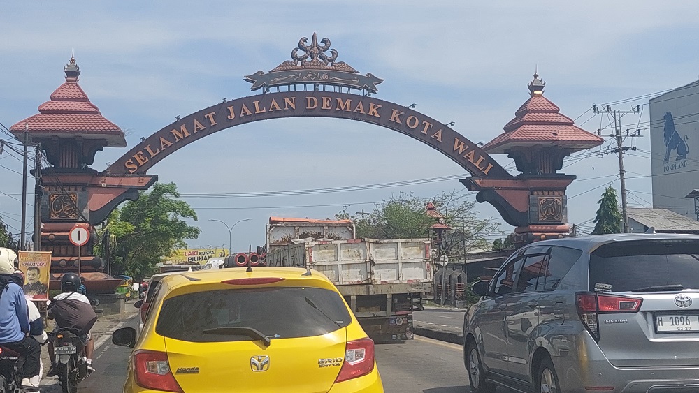 Perbatasan Demak-Semarang selalu dilanda kemacetan tiap hari.