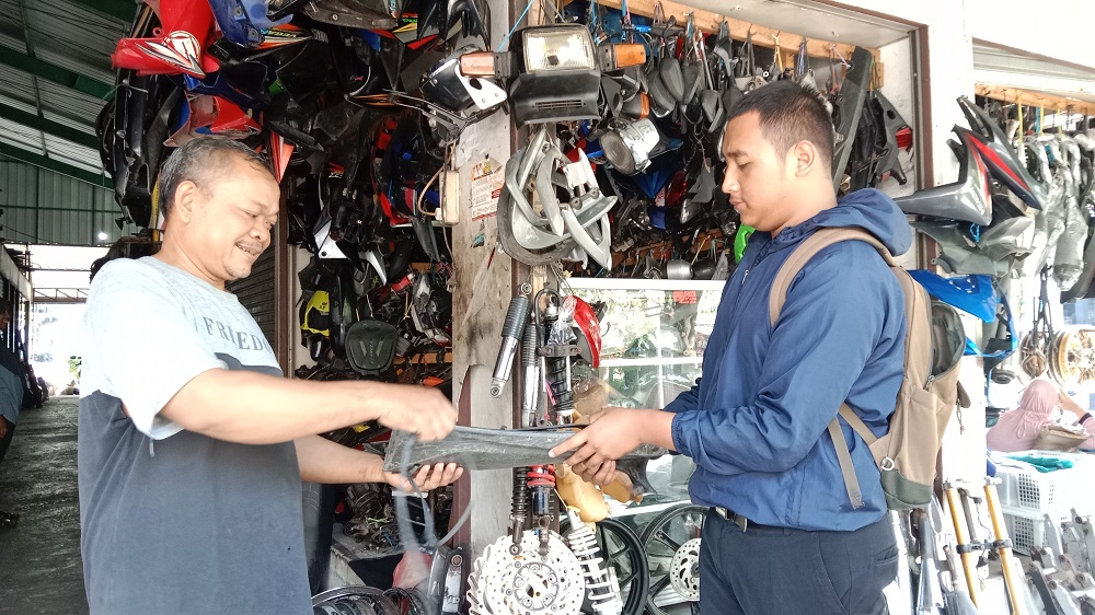 Pedagang suku cadang baru dan bekas di Pasar Klithikan Sidomukti Kota Magelang melayani pembeli, Senin (1/7/2024).