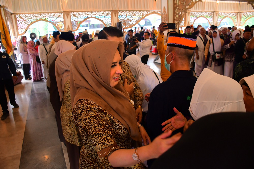 Bupati Pekalongan Fadia Arafiq menyambut kepulangan jemaah haji kloter 34 di Pendopo Kabupaten, Selasa (2/7/2024).