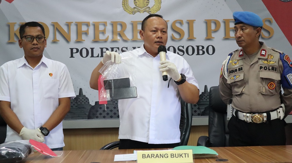 Kasatreskrim Polres Wonosobo AKP Kuseni menunjukkan barang bukti gagang pisau yang digunakan pelaku menusuk temannya.