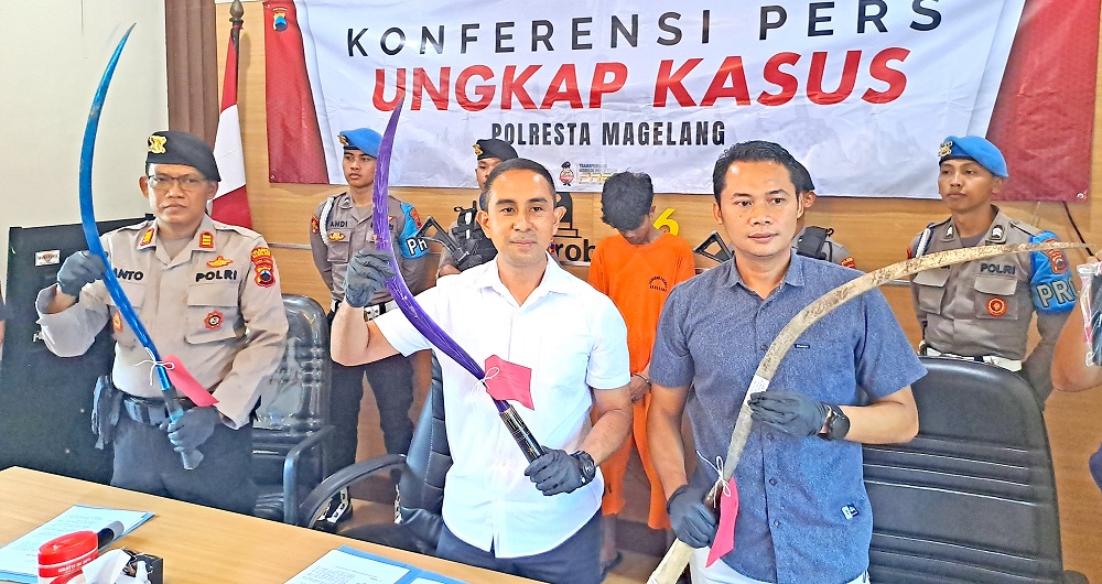 Kasat Reskrim Polresta Magelang Kompol Rifeld Constantien Baba menunjukkan celurit yang hendak digunakan tawuran, Kamis (4/7/2024).