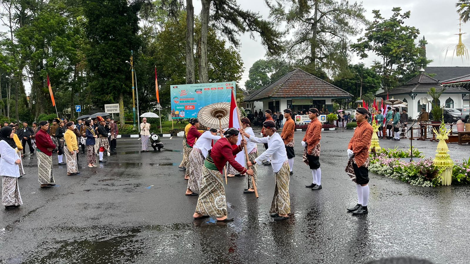 Prosesi  pasrah tampi kirab panji dan pusaka praja untuk peringatan HUT Wonosobo ke 199  dilaksanakan, Kamis (4/7) pagi di halaman Pendopo Kabupaten.