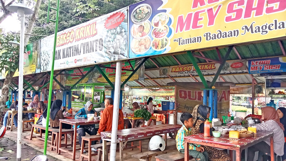 Suasana di selter kuliner Taman Badakan Kota Magelang yang ramai pembeli, Kamis (4/7/2024).&nbsp;