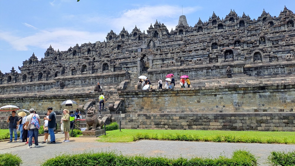 Selama libur sekolah, pengunjung Candi Borobudur Kabupaten Magelang mengalami lonjakan. Setiap hari tercatat 5.000 hingga 10.000 pengunjung.  &nbsp;