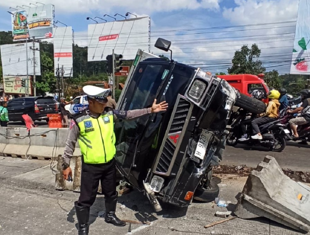 Tim Lantas Polres Semarang saat melakukan olah TKP di Exit tol Bawen Tegalrejo, Bawen, Kabupaten Semarang, Jumat (5/7/2024).