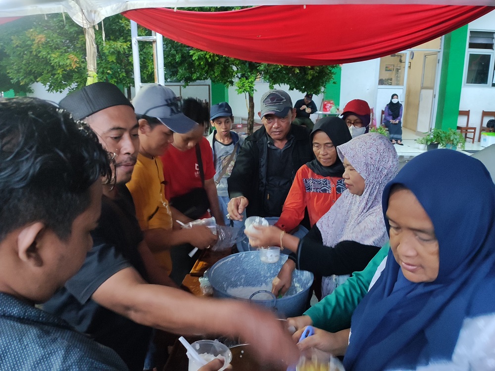 Warga Bendan Duwur, Gajahmungkur, Kota Semarang berebut bubur suro dalam menyambut Malam 1 Suro atau 1 Muharram di Tugu Suharto, Sabtu (6/7/2024).