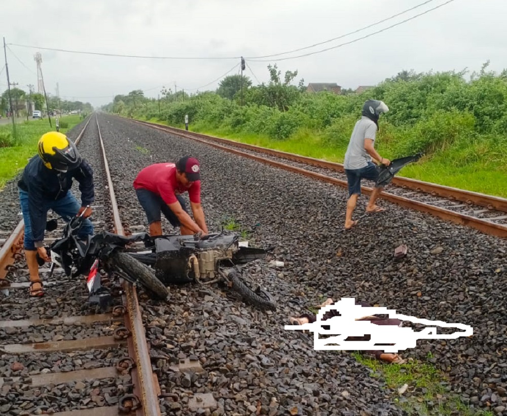 Petugas mengevakuasi sepeda motor dan jenazah seorang wanita yang tertemper KA 166 Joglosemarkerto relasi Tegal - Semarang - Solo, Sabtu (6/7/2024).
