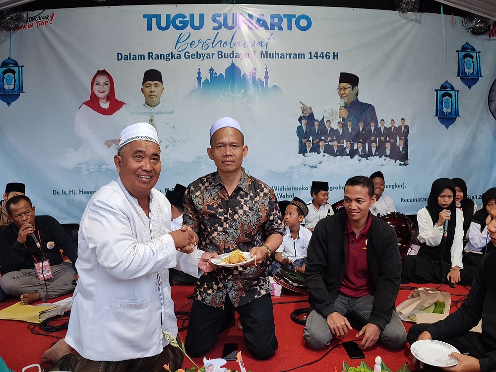 Tugu Suharto Bersholawat memeriahkan peringatan malam 1 Suro di kawasan Tugu Suharto, Gajahmungkur, Kota Semarang.