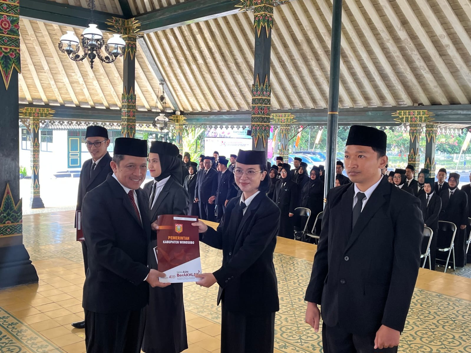 Bupati Wonosobo Afif Nurhidayat melantik pejabat fungsional guru di Pendopo Bupati, Rabu (3/7/2024).