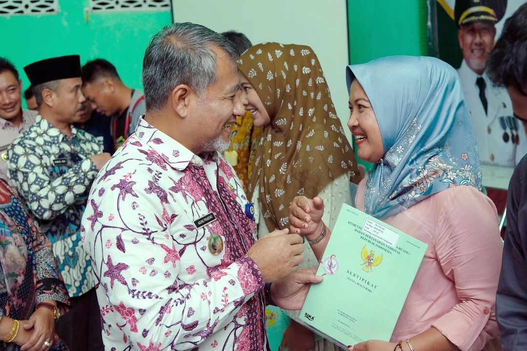 Penjabat Bupati Temanggung Hary Agung Prabowo memberikan sertifikat PTSL secara simbolis kepada 10 orang penerima di Desa Soborejo, Pringsurat, Kamis (4/7/2024).