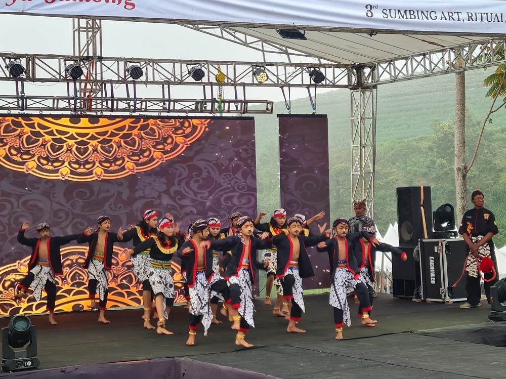 Mahakarya Sumbing di area parkir barat wisata Nepal Van Java Kabupaten Magelang, Minggu (7/7/2024).