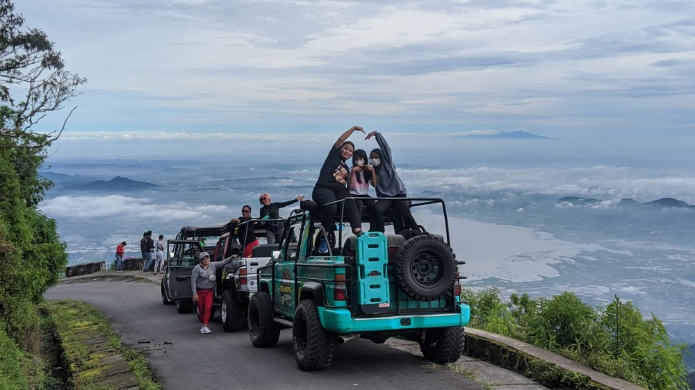 Pengunjung berfoto dengan latar belakang keindahan alam Pegunungan Telomoyo Kabupaten Magelang.