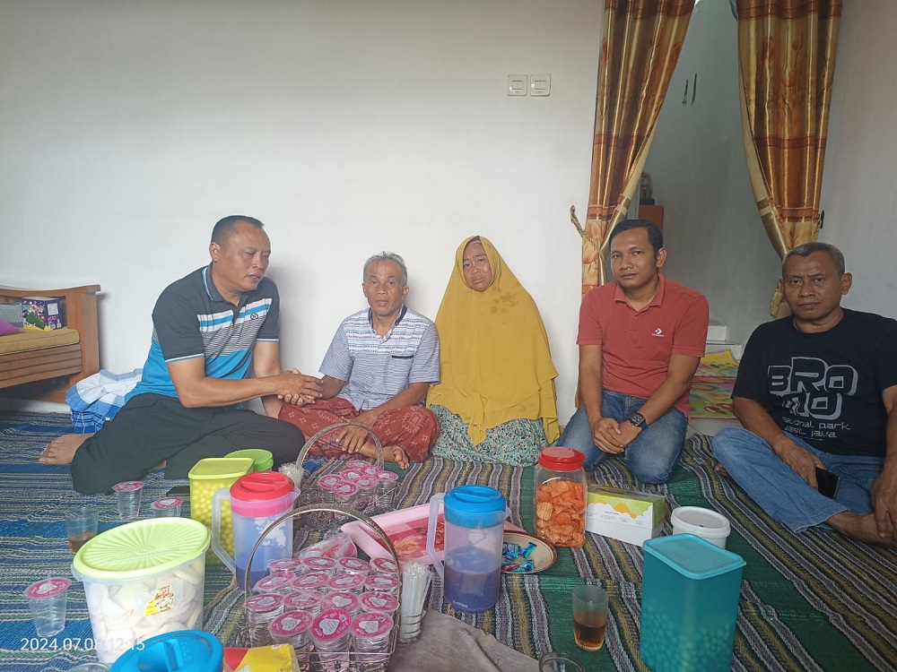 Perwakilan dari manajemen Trans Semarang ketika bertemu dengan keluarga Wildan Rochmawati, Senin (8/7/2024)