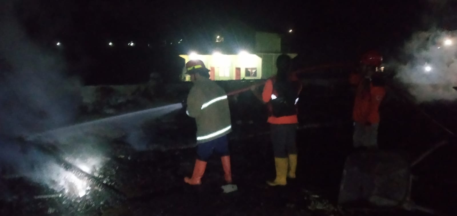 Proses pemadaman api yang membakar gudang milik warga Desa Binangun, Watumalang, Wonosobo, Minggu (7/7/2024) malam.