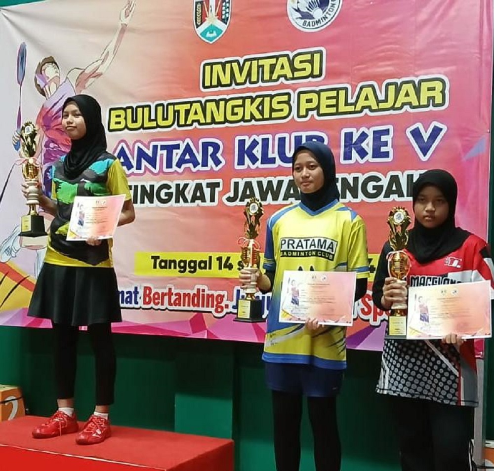 Sarah Aliya Saraswati (kanan) siswi SMP Mutual Kota Magelang meraih juara 3 dalam Invitasi Bulutangkis Pelajar ke-5 Jateng-DIJ.