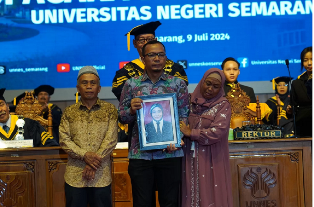 Suasana haru menyelimuti proses wisuda Universitas Negeri Semarang (UNNES) ke -122 saat orang tua wisudawati atas nama Wildan Rochmawati yang meninggal akibat kecelakaan naik ke panggung.