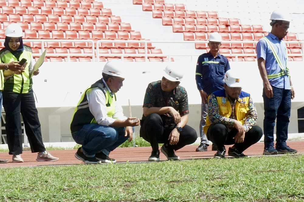 CEO PSIS Semarang Yoyok Sukawi memeriksa rumput di Stadion Jatidiri yang saat ini sedang direnovasi oleh Kementerian PUPR.