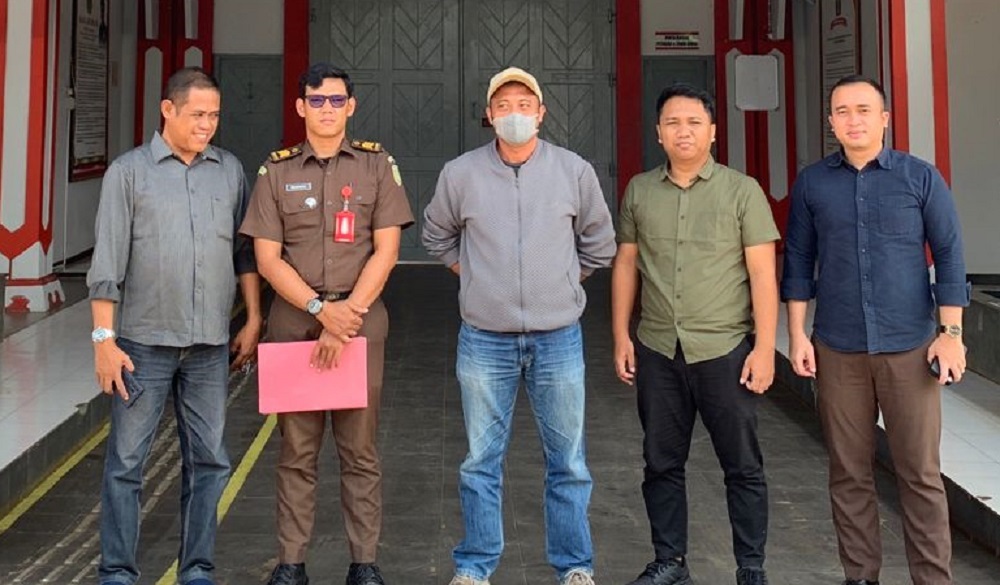 DPO Siswo Nugroho (tengah) dieksekusi ke Lapas Kedungpane oleh Kejari Kota Semarang usai menyerahkan diri atas putusan MA hukuman selama dua tahun pada perkara penipuan perumahan.