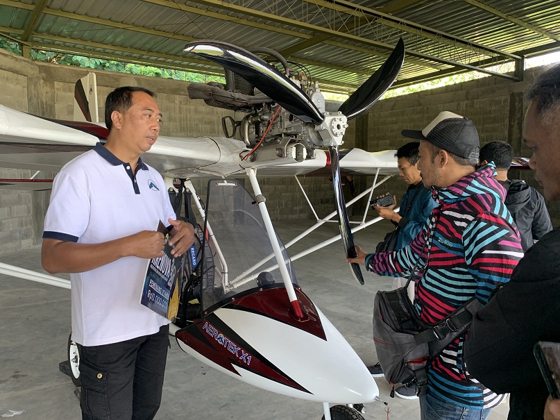 Perwakilan tim Aerotek X1 Sudiro dan pesawat Aerotek X1 di Bandara Watu Layang Kecamatan Kaloran, Jumat (12/7/2024).