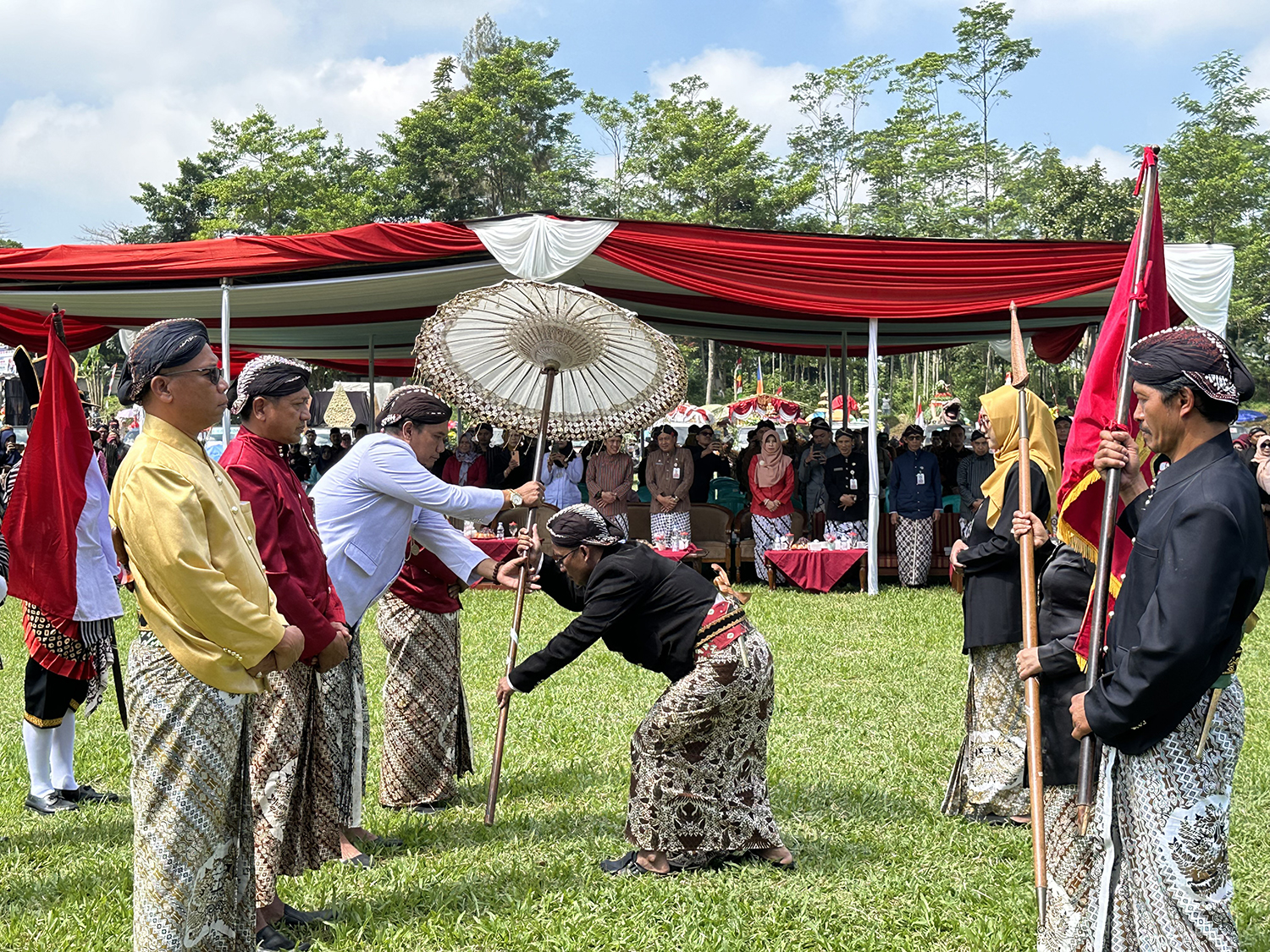 Prosesi penyerahan panji dan pusaka dari Camat Kepil diserahkan kepada para kades dan lurah, Kamis (11/7/2024).