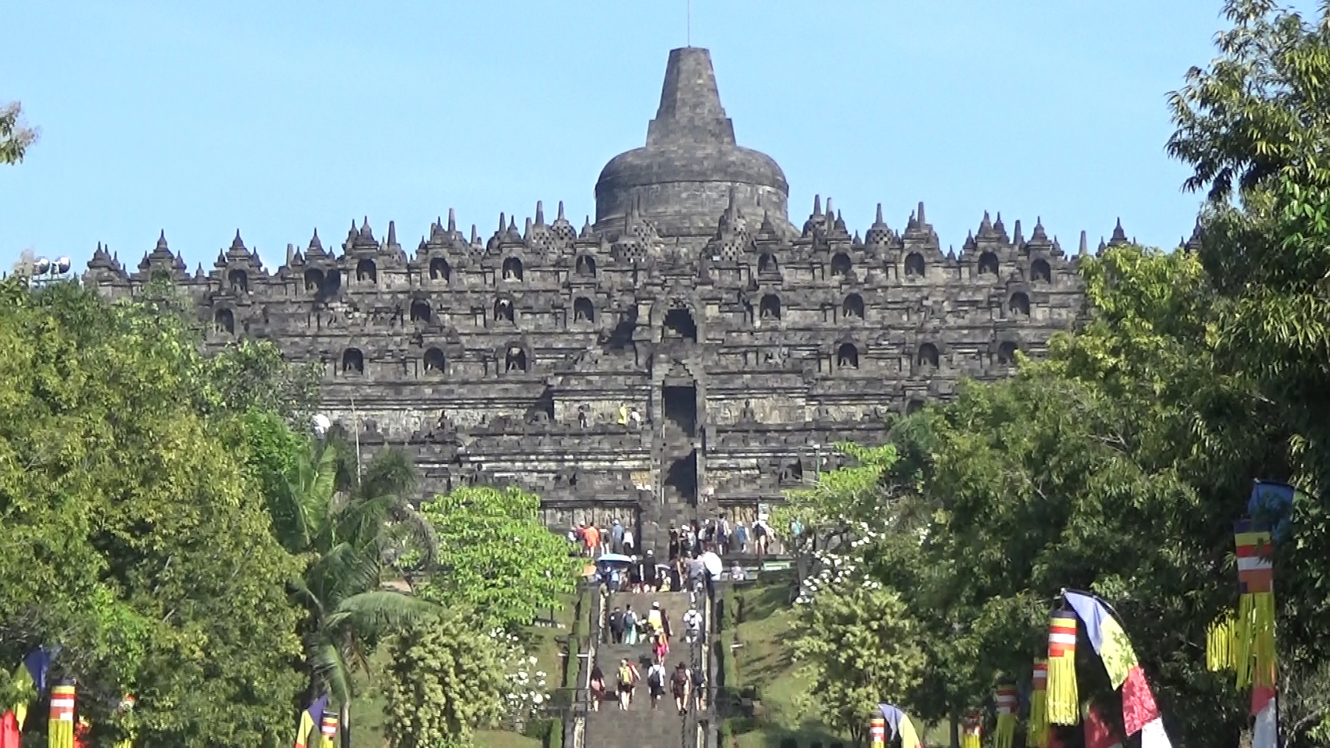 Candi Borobudur akan dipasang cattra di puncaknya. Namun pemasangan masih menunggu waktu.