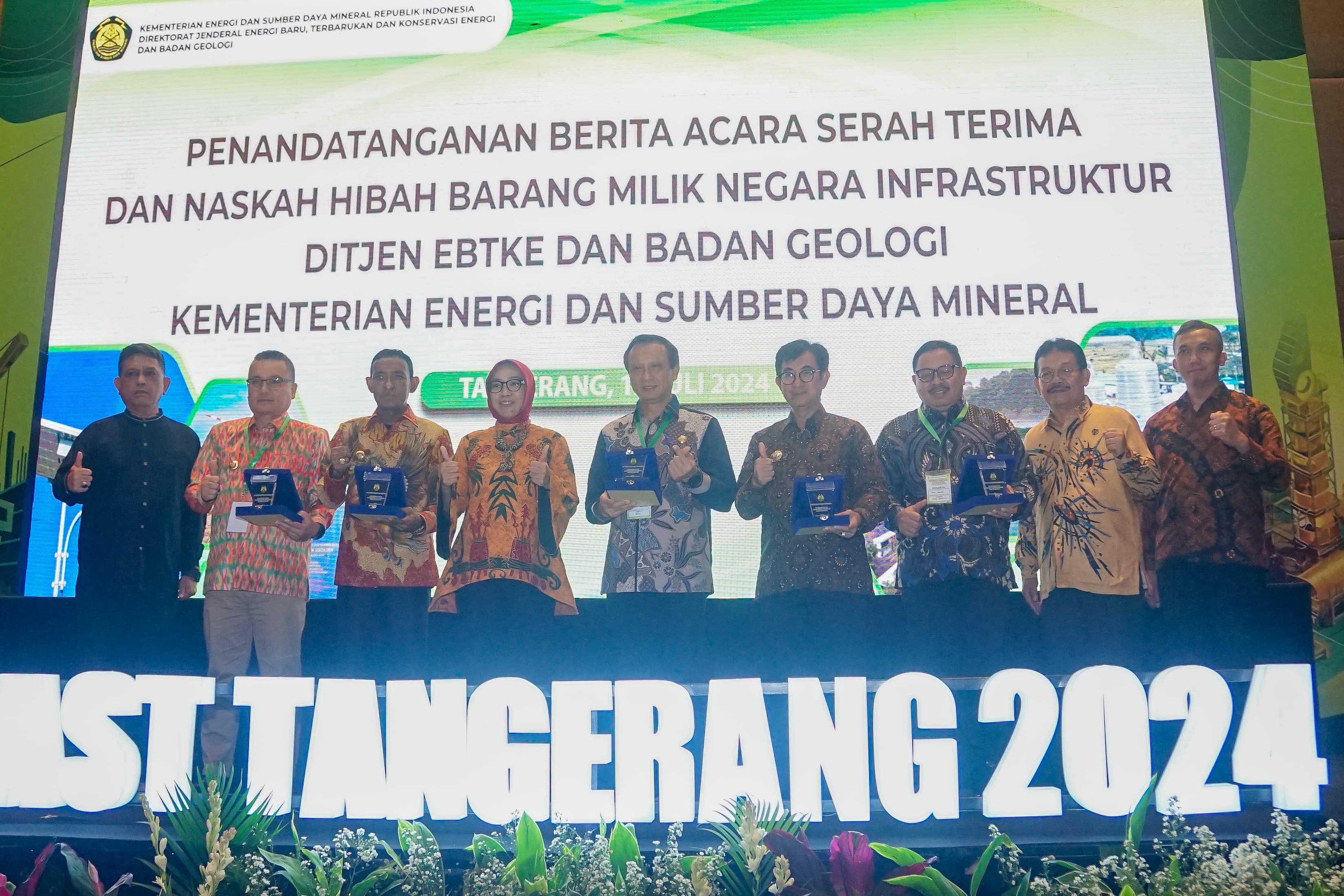 Pj Bupati Magelang Sepyo Achanto bersama sejumlah kepala daerah lain dalam penandatanganan BAST dan naskah hibah barang milik negara Jumat (12/7/2024) di Novotel Tangerang, Banten.