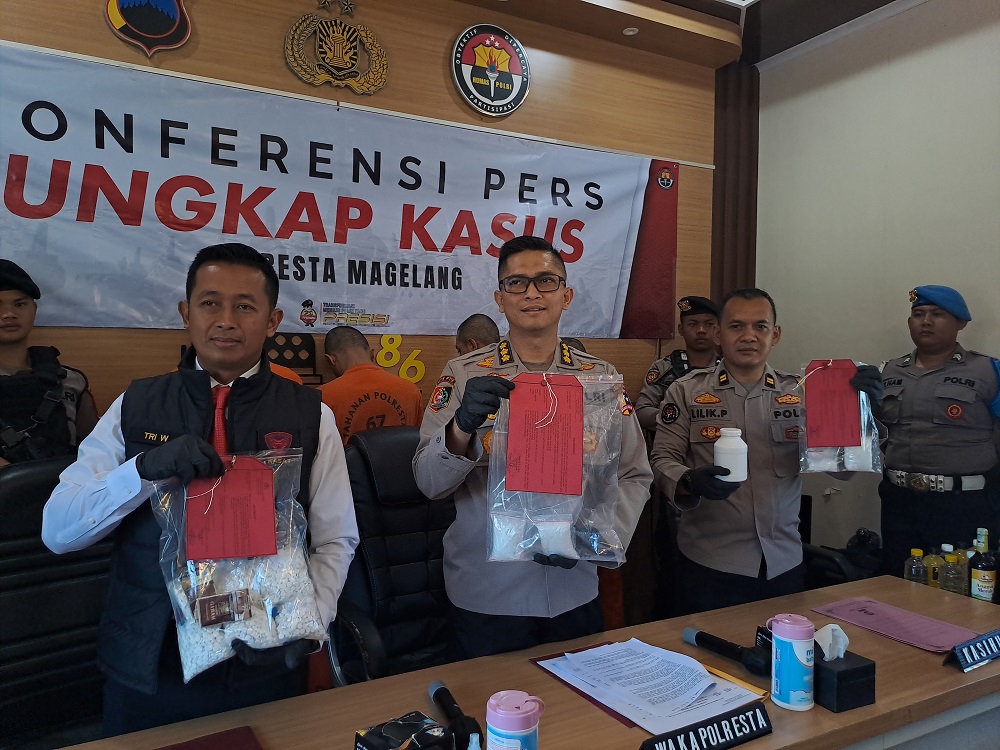 Wakapolresta Magelang Kombes Roman Smaradhana Elhaj menunjukkan barang bukti sabu yang disita.