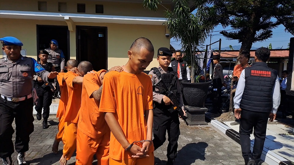 Tiga pengedar sabu saat digelandang petugas Polresta Magelang, Senin (15/7/2024). Ketiganya ditangkap di Jalan Sapuran-Kaliabu, masuk wilayah Dusun Krajan 1, Desa Kwaderan, Kecamatan Kajoran.
