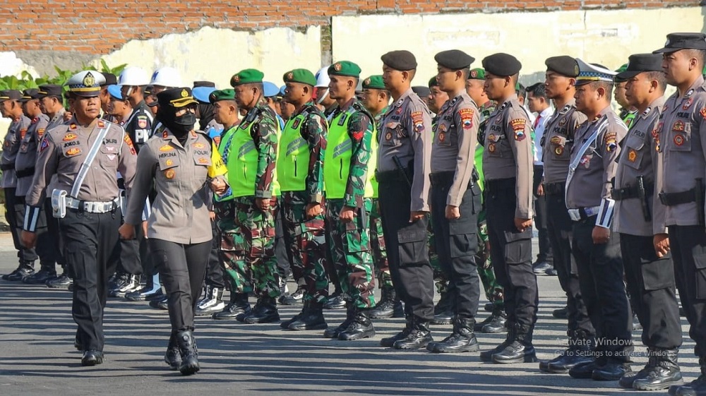 Kapolres Magelang Kota AKBP Herlina mengecek pasukan saat apel Operasi Patuh Candi 2024.