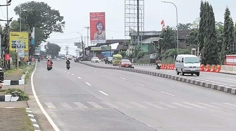 Suasana persimpangan Exit Tol Bawen (jalur Semarang-Solo), Kecamatan Bawen saat arus lalu lintas ramai lancar.