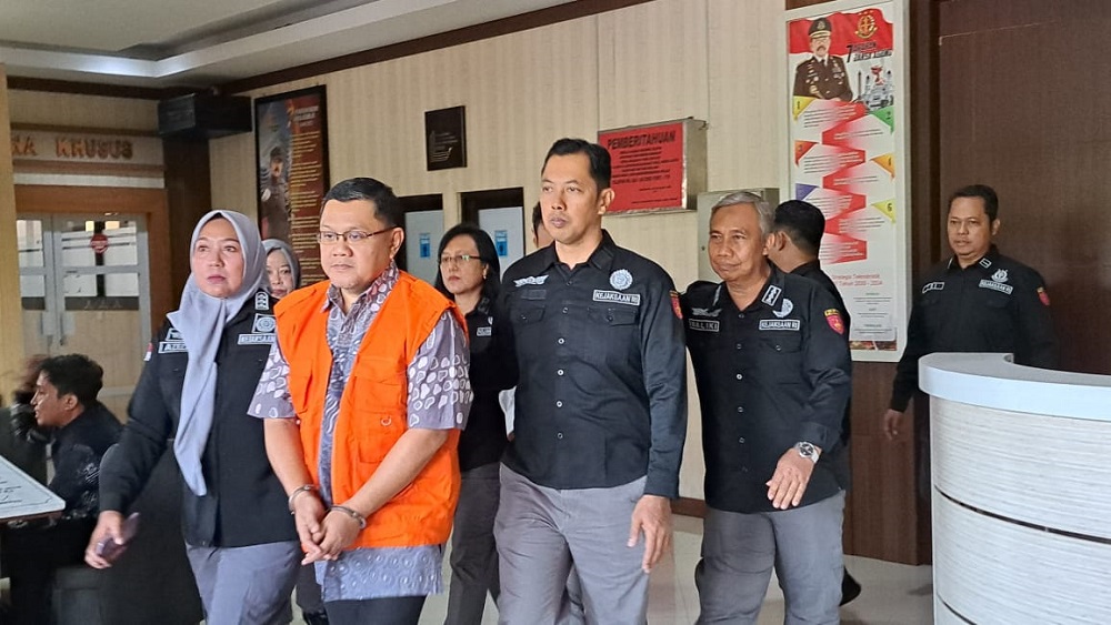 Dua tersangka dugaan korupsi pemberian fasilitas kredit fiktif Rp 103 miliar diserahkan penyidik ke penuntut umum, Selasa (16/7/2024).