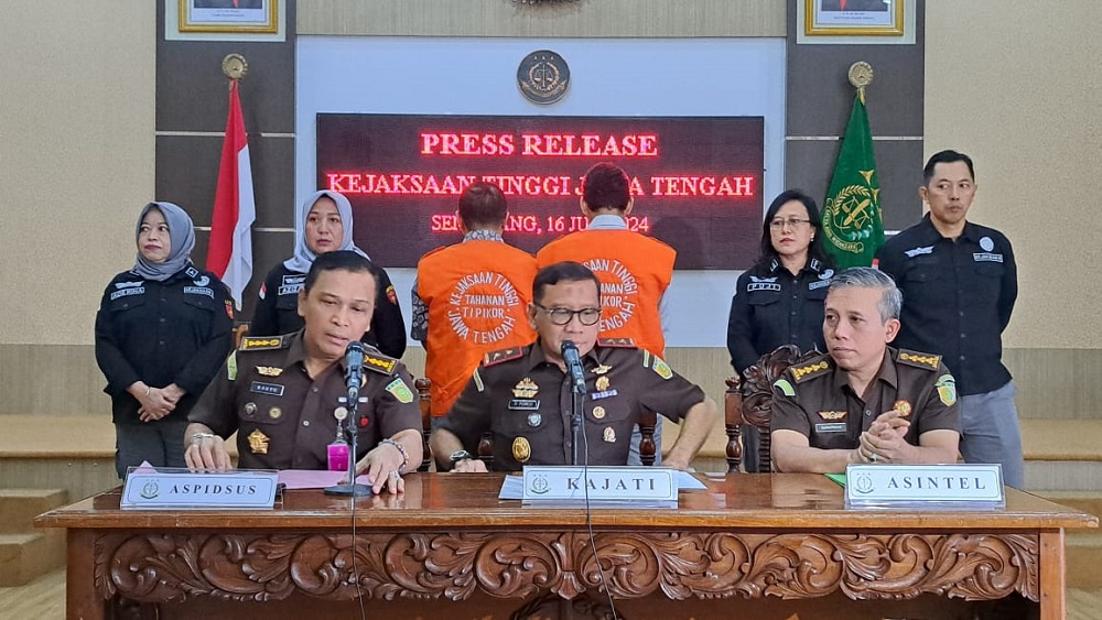 Kepala Kejati Jateng Ponco Hartanto saat memberikan keterangan pers pelimpahan empat tersangka dugaan tindak pidana korupsi kredit fiktif di Bank Mandiri Cabang Semarang, Selasa (16/7/2024)
