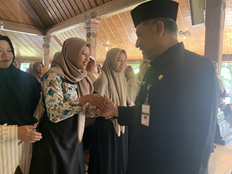 Penjabat Bupati Temanggung Hary Agung Prabowo menyalami anggota kube di Pendopo Pengayoman, Senin (15/7/2024). Mereka mendapat bantuan mengembangkan usaha.