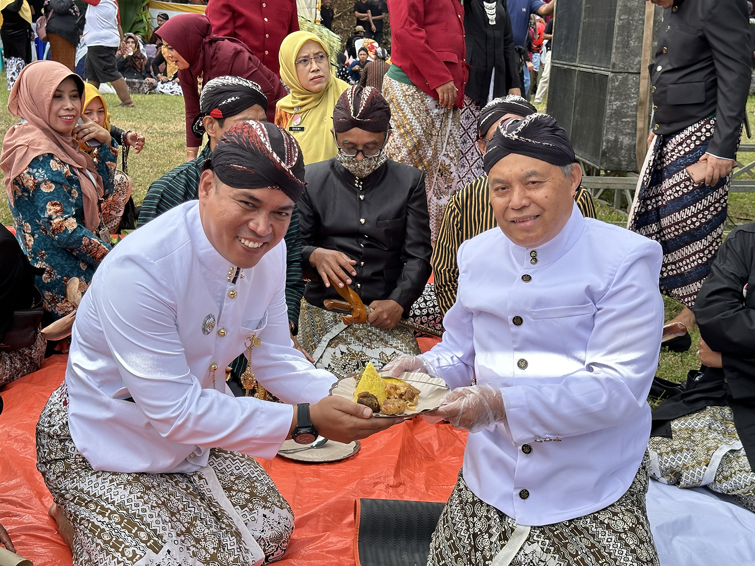 Wakil Bupati Wonosobo Muhammad Albar menyerahkan potongan tumpeng kepada Camat Kaliwiro Hermawan Animoro dalam pembukaan Festival Rakyat Kaliwiro 2024, Senin (15/7/2024) di lapangan Wira Krida.