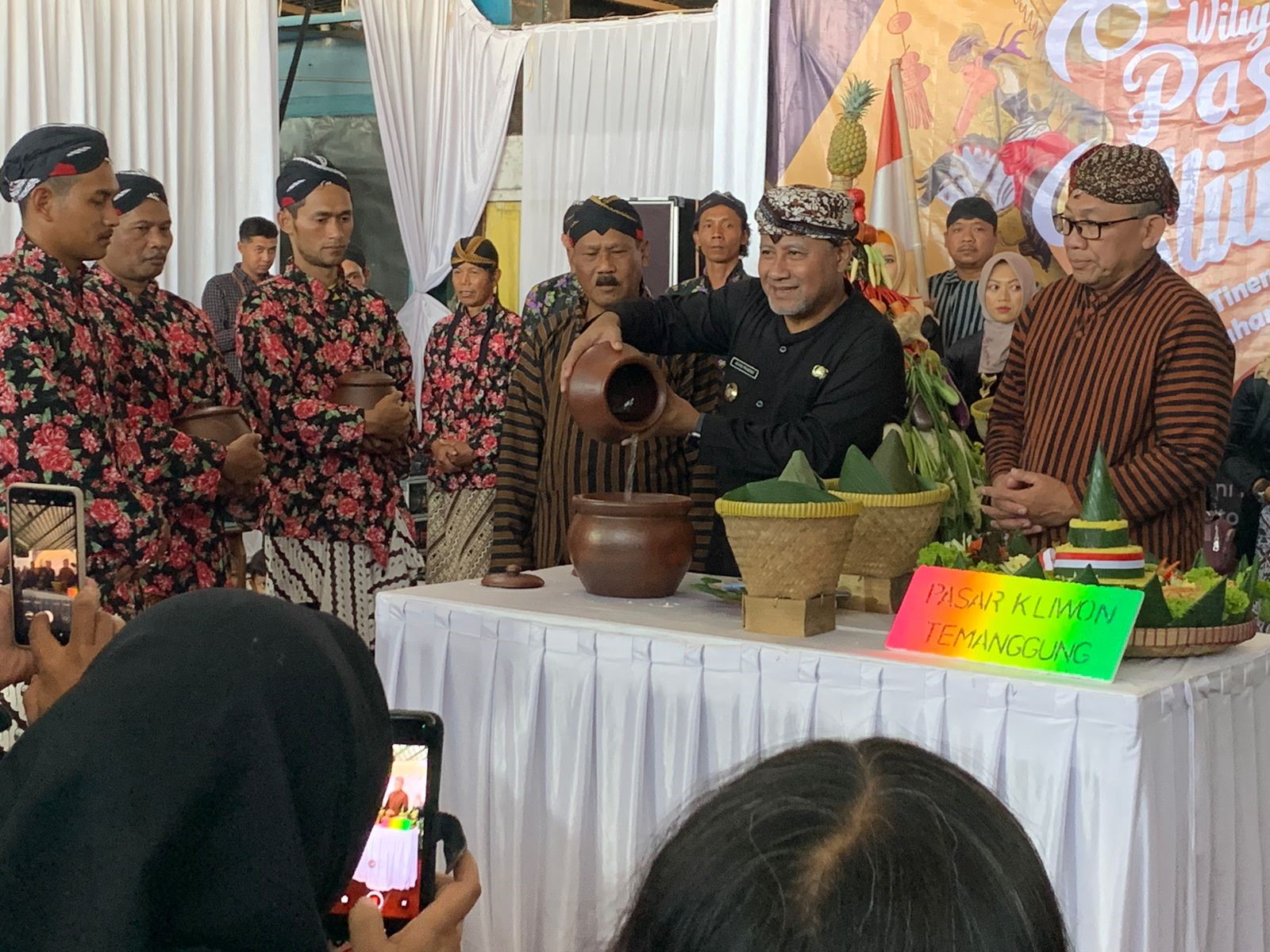 Pj Bupati Temanggung Hary Agung Prabowo dalam acara wilujengan Pasar Kliwon Temanggung, Kamis (18/7/2024).