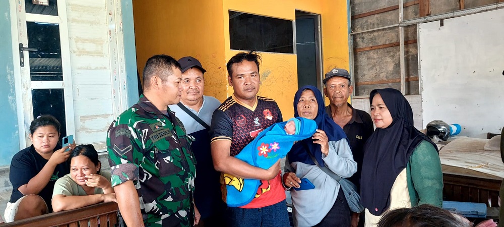 Warga Sendang Asri bersama Babinsa Kelurahan Sendangguwo, Kecamatan Tembalang Kota Semarang saat mengevakuasi bayi laki-laki yang dibuang di semak-semak.