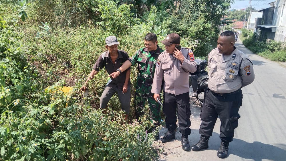 Petugas Babinsa dan Bhabinkamtibmas Kelurahan Sendangguwo, Kecamatan Tembalang, Kota Semarang menunjukkan lokasi penemuan bayu laki-laki