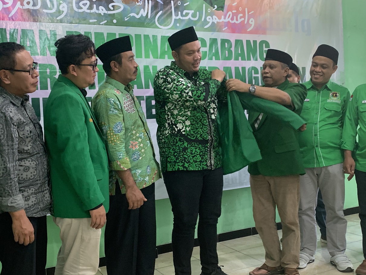 Ketua DPC PPP Temanggung, Slamet Eko Wantoro memakaikan jas kepada Bacalon Wakil Bupati, Bimo Alugoro di kantor DPC PPP, Kamis (18/7/2024).