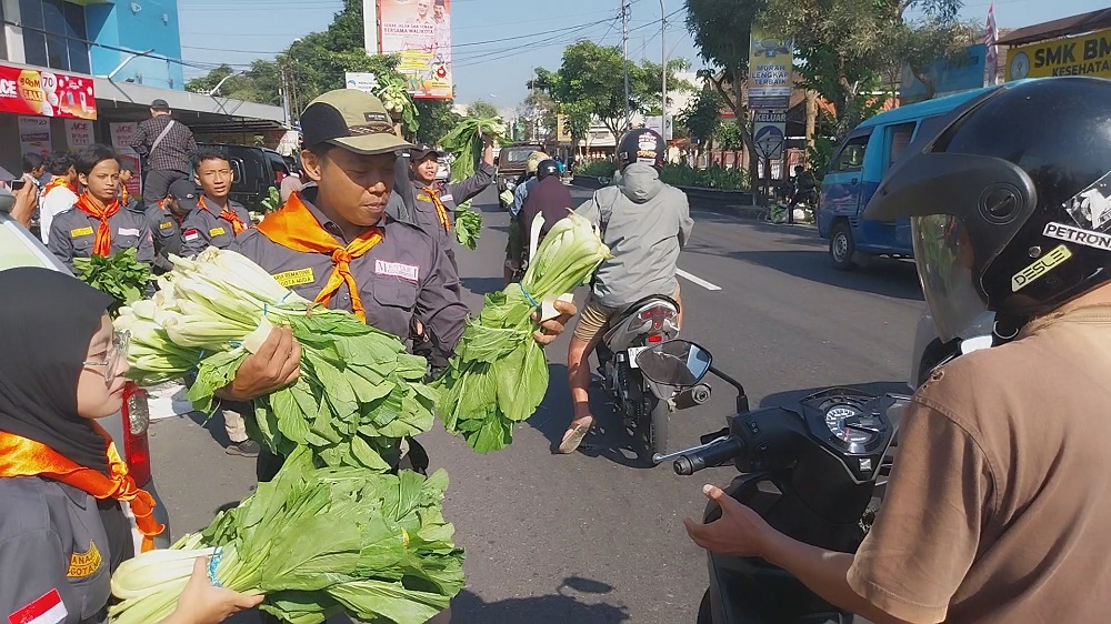 Mahasiswa Unimma membagikan sayuran gratis kepada pengguna Jalan Tidar Kota Magelang, jUMAT (19/7/2024).
