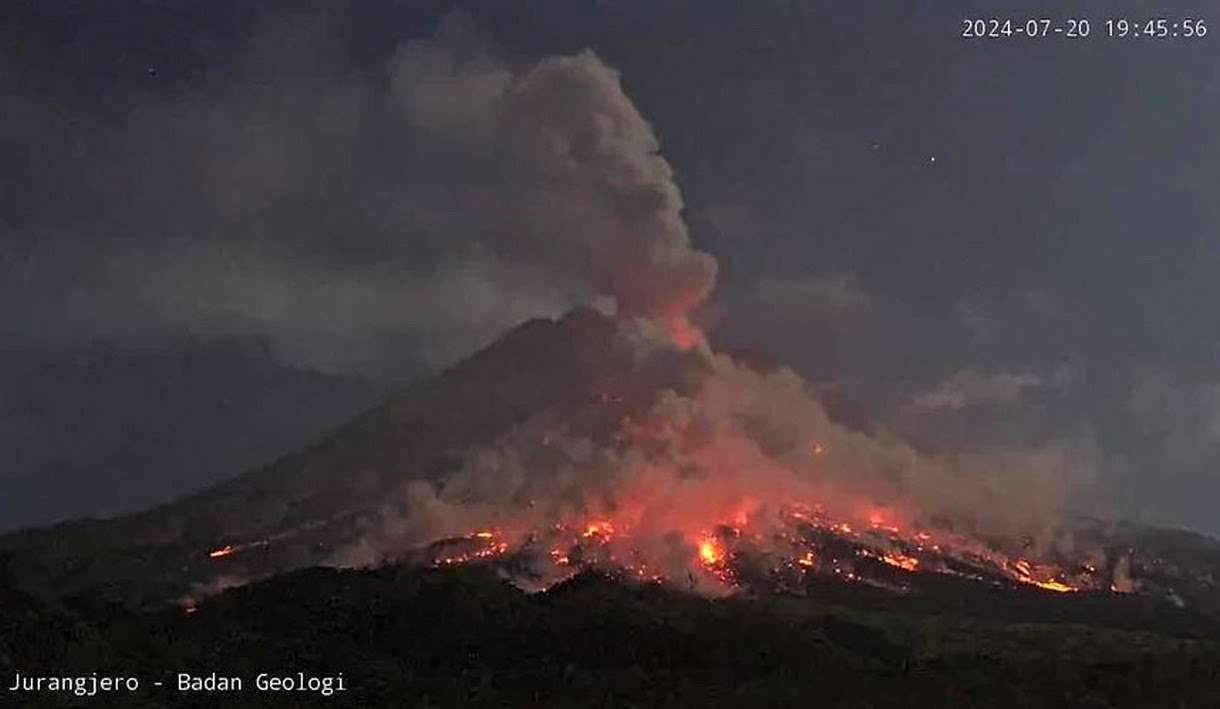 Awan Panas Guguran (APG) di Gunung Merapi di perbatasan Jateng dan DI Jogjakarta terlihat pada Sabtu (20/7/2024) malam pukul 19.46
