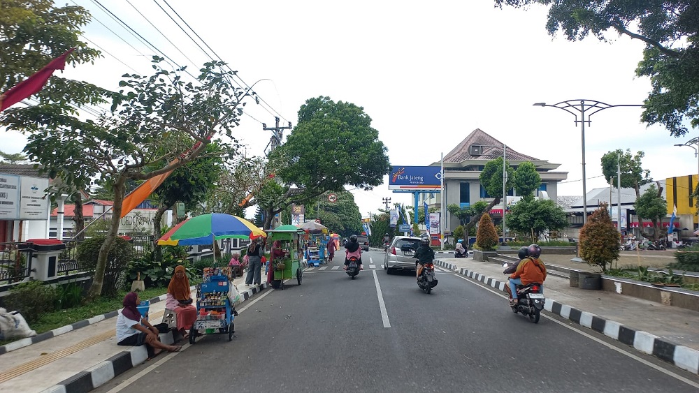 PKL kembali mangkal di kawasan Alun-Alun Kota Wonosobo.