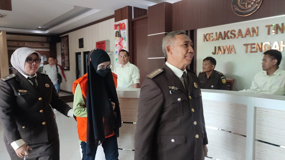 Tersangka DP digelandang ke Lapas Perempuan Kelas IIA Semarang oleh penyidik Kejati Jateng, Senin (22/7/2024).&nbsp;