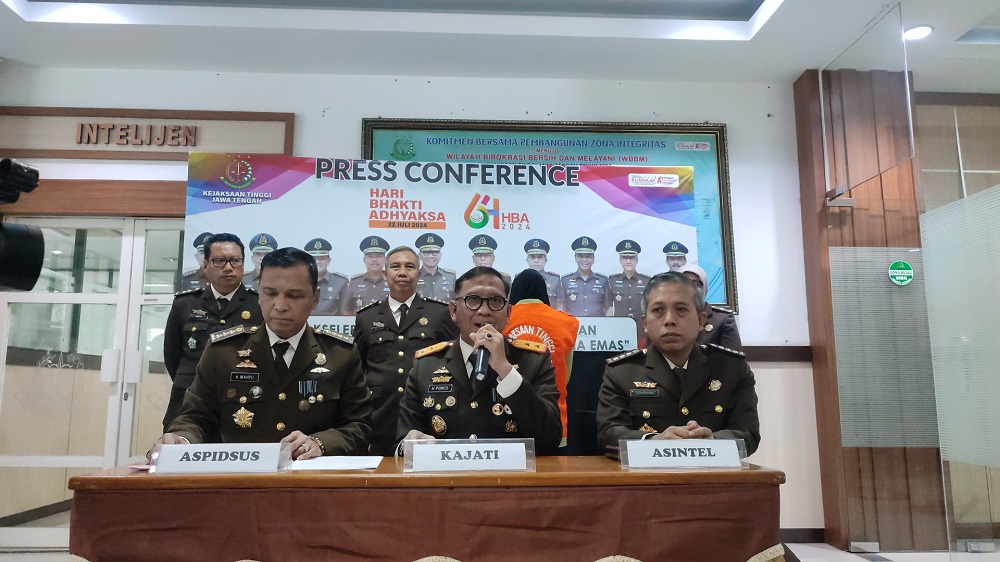Kepala Kejati Jateng Ponco Hartanto menjelaskan kasus penyalahgunaan uang nasabah yang dilakukan tersangka DP.