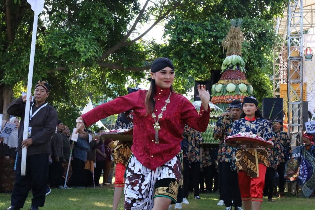Penampilan kesenian pada acara Pringsurat Ngangeni#1 yang diadakan selama tiga hari kemarin (19-21/7/2024) di halaman kecamatan setempat.