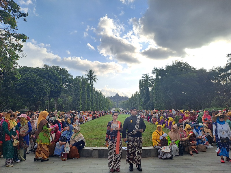 Ribuan perempuan dari berbagai daerah dengan busana kebaya memeringati Hari Kebaya Nasional di Candi Borobudur, Kabupaten Magelang, Rabu (24/7/2024).