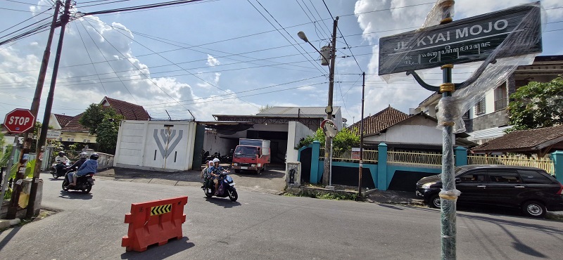 DPUPR Kota Magelang memasang papan nama jalan lebih estetis disertai aksara Jawa.