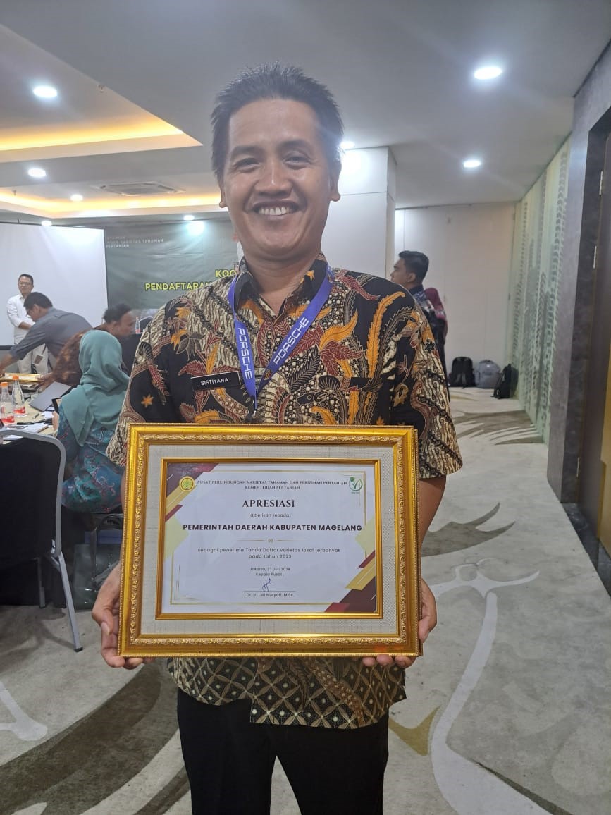Pemkab Magelang meraih penghargaan dari Pusat Perlindungan Varietas Tanaman dan Perizinan Pertanian Kementerian Pertanian sebagai penerima tanda daftar varietas lokal terbanyak pada tahun 2023.