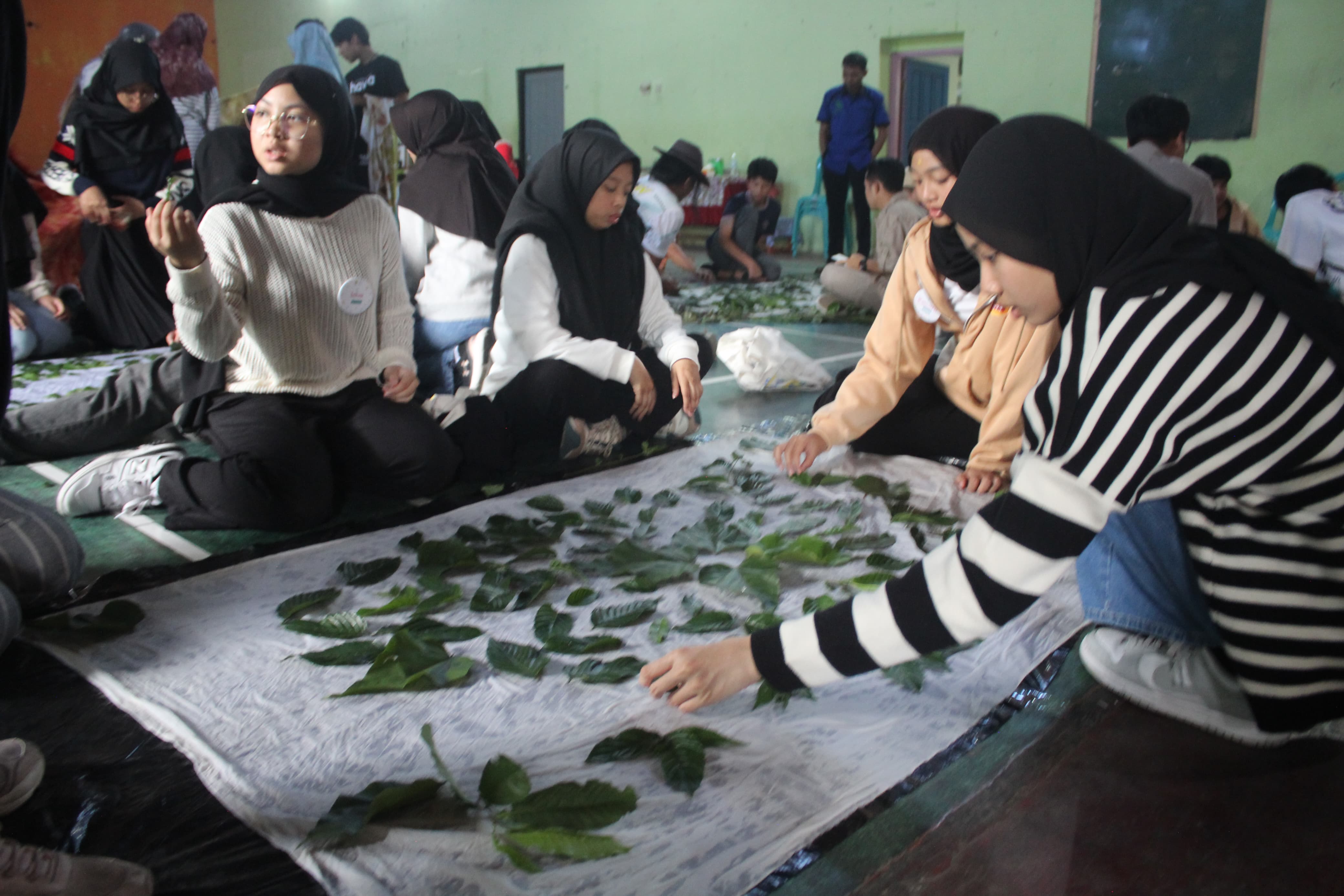 Anak-anak diaspora setingkat pelajar SMP dan SMA di Qatar belajar batik ecoprint di Desa Sendangsari, Garung, Wonosobo belum lama ini.